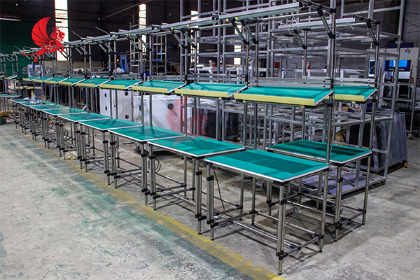 Dây chuyền bàn thao tác có giá kệ và đèn chiếu sáng